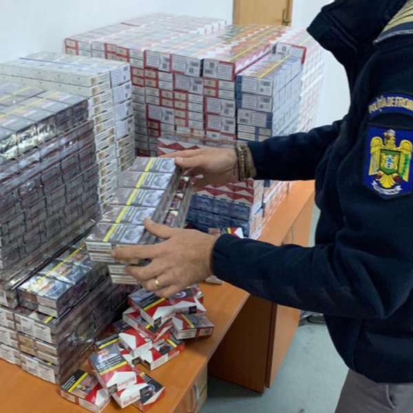 Ţigări ascunse în bagaje, descoperite de poliţiştii de frontieră în P.T.F. Giurgiu