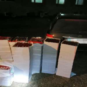 Mașină încărcată cu țigări descoperită în trafic de poliţiştii de frontieră