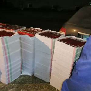 Mașină încărcată cu țigări descoperită în trafic de poliţiştii de frontieră