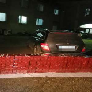 Mașină încărcată cu țigări descoperită în trafic de poliţiştii de frontieră