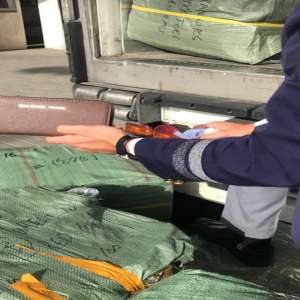 Bunuri în valoare de 4.000.000 euro, susceptibile a fi contrafăcute, confiscate la P.T.F. Giurgiu