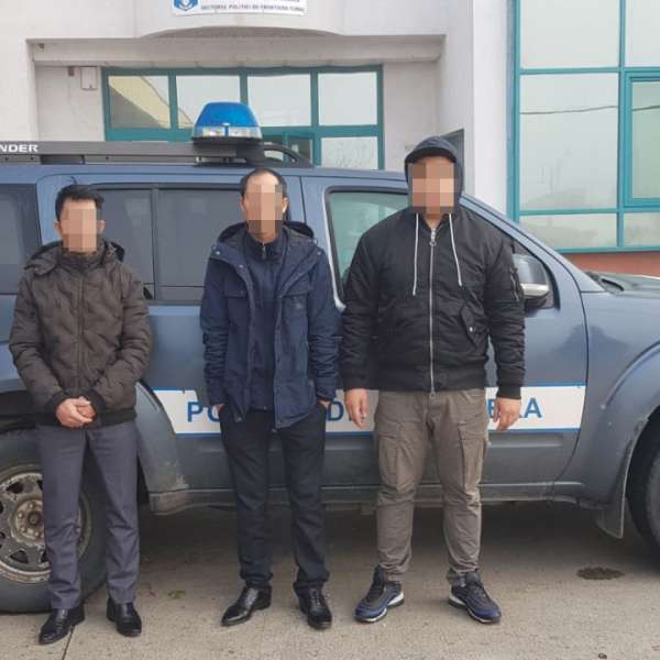 Nouă cetăţeni străini, descoperiți la frontiera cu Ungaria