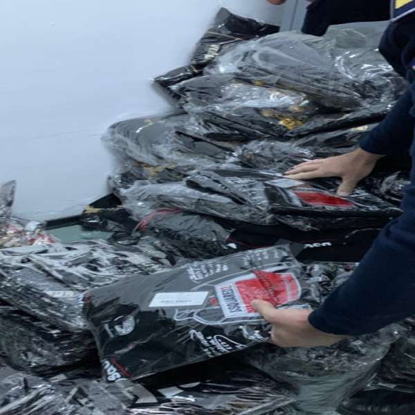 Textile, încălţăminte şi parfumuri, susceptibile a fi contrafăcute, descoperite de polițiștii de frontieră giurgiuveni