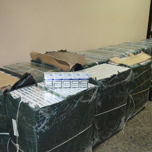 Doi maramureșeni cercetați pentru contrabandă și 13.460 pachete țigări confiscate