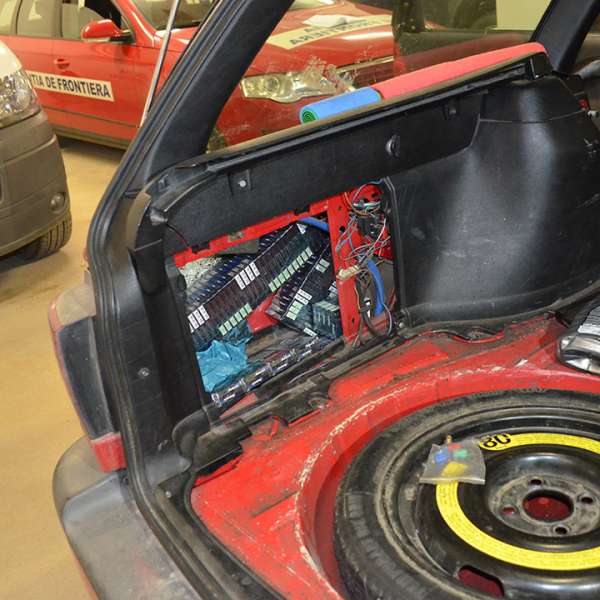 Un cetăţean român cercetat pentru contrabandă şi aproximativ 31.500 pachete cu țigări confiscate de poliţiştii de frontieră