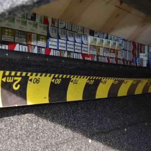 Doi cetățeni ucraineni cercetați pentru contrabandă și peste 19.200 de pachete cu țigări confiscate la frontiera de nord