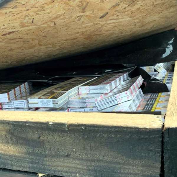 Ţigări ascunse într-un portbagaj confecționat artizanal, descoperite de poliţiştii de frontieră în P.T.F. Giurgiu