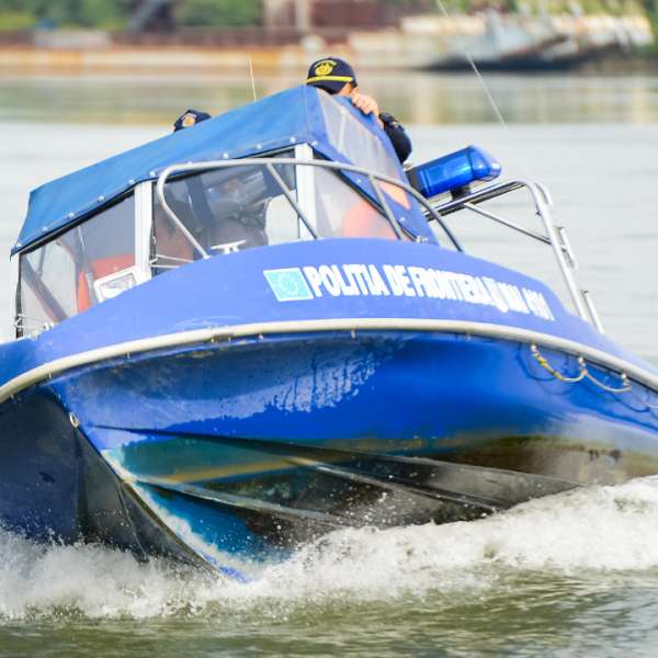 Pescar căzut în apa fluviului Dunărea, salvat de poliţiştii de frontieră
