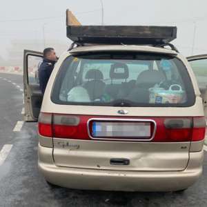 Ţigări ascunse într-un portbagaj confecționat artizanal, descoperite de poliţiştii de frontieră în P.T.F. Giurgiu