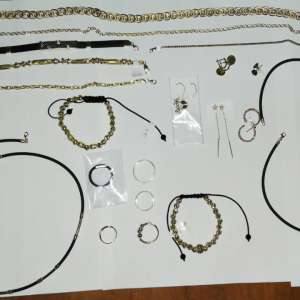 Aproximativ 120 grame bijuterii din metal galben, fără documente legale,  	confiscate de polițiștii de frontieră în P.T.F. Vama Veche