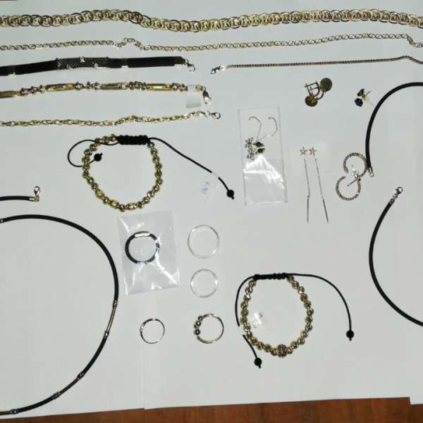  Aproximativ 120 grame bijuterii din metal galben, fără documente legale,confiscate de polițiștii de frontieră în P.T.F. Vama Veche