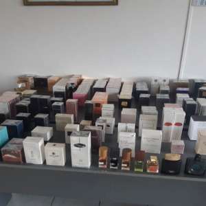 173 de parfumuri, susceptibile a fi contrafăcute, confiscate la P.T.F. Petea