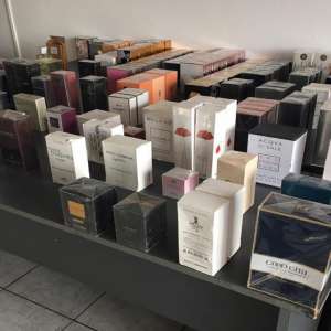 173 de parfumuri, susceptibile a fi contrafăcute, confiscate la P.T.F. Petea