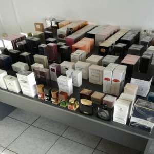 173 de parfumuri, susceptibile a fi contrafăcute, confiscate la P.T.F. Petea