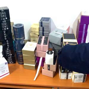 Doi turci şi un român au încercat să introducă ilegal în ţară aproximativ 1.000 articole susceptibile a fi contrafăcute