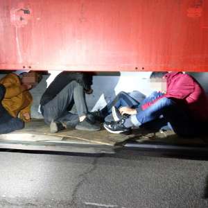 Patru cetăţeni irakieni, descoperiți ascunşi sub remorca unui automarfar, la P.T.F. Borş