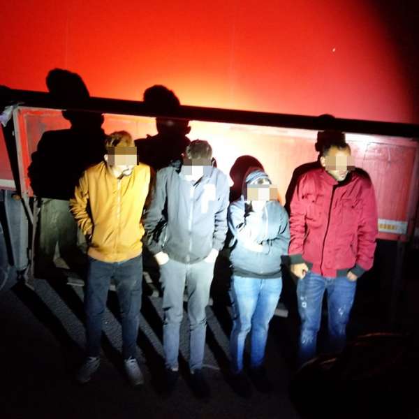 Patru cetăţeni irakieni, descoperiți ascunşi sub remorca unui automarfar, la P.T.F. Borş