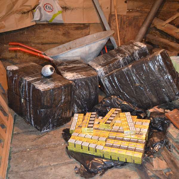 Țigări în valoare de 38.000 lei confiscate în urma a două percheziţii