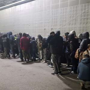 48 cetăţeni străini, descoperiți  ascunşi în remorca unui automarfar, la P.T.F. Nădlac I