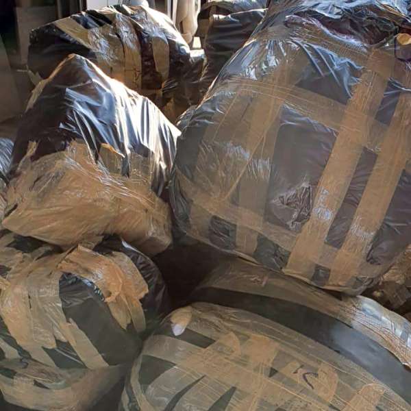 Textile, încălţăminte şi parfumuri, susceptibile a fi contrafăcute, descoperite de polițiștii de frontieră giurgiuveni