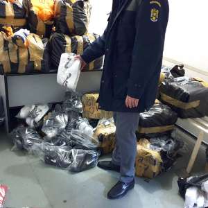 Textile, încălţăminte şi parfumuri, susceptibile a fi contrafăcute, descoperite de polițiștii de frontieră giurgiuveni