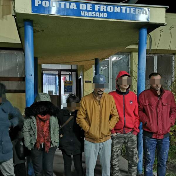 Douăzeci şi doi cetăţeni străini, călăuziţi de un cetăţean român, opriţi la frontiera cu Ungaria