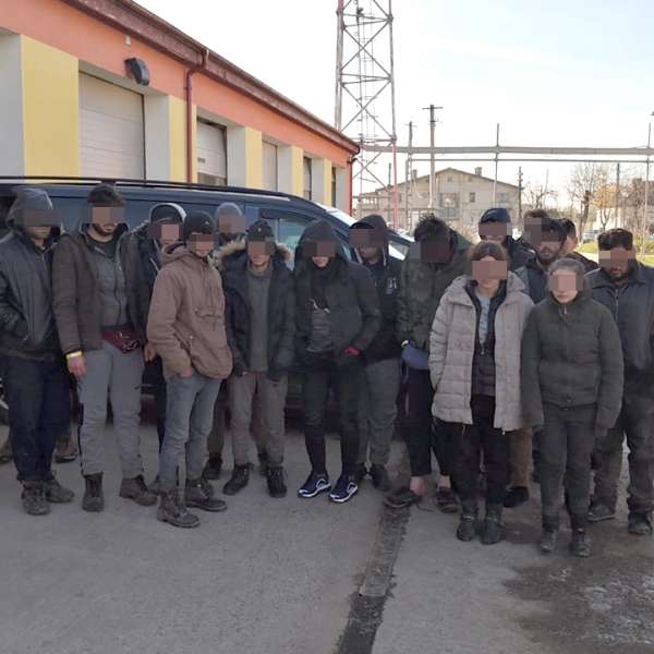 24 de cetăţeni din Irak şi Siria, călăuziţi de un cetăţean sârb, opriţi la frontiera cu Serbia