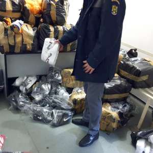 Textile, parfumuri și încălțăminte, susceptibile a fi contrafăcute, descoperite la P.T.F. Giurgiu