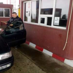 Cetăţean cu permisul suspendat, descoperit la controlul de frontieră