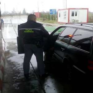Cetăţean cu permisul suspendat, descoperit la controlul de frontieră