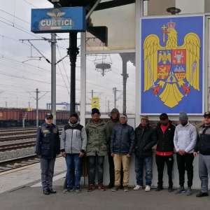 Şapte bărbaţi din India cu documente false, depistaţi într-un tren internaţional la P.T.F. Curtici