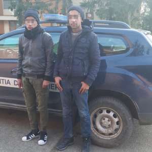 Doi tineri sirieni opriţi de poliţiştii de frontieră la graniţa cu Ungaria