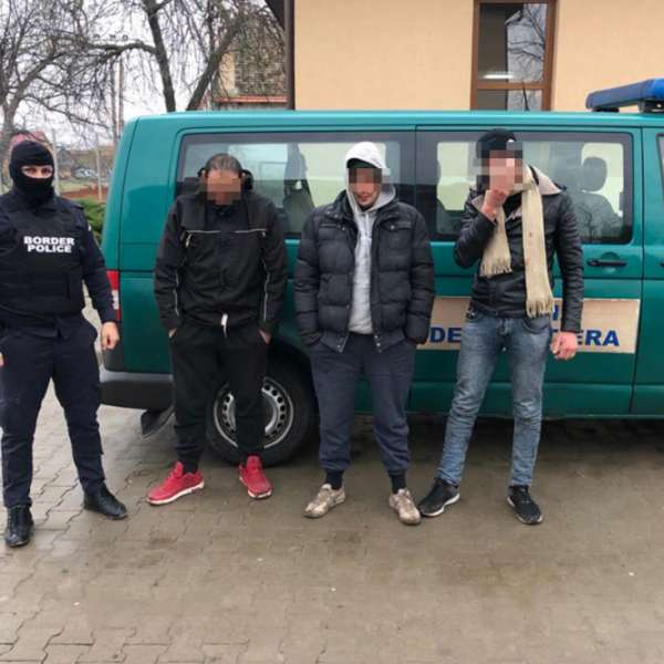 Trei tineri din Algeria depistaţi ascunşi într-un tren la P.T.F. Moraviţa