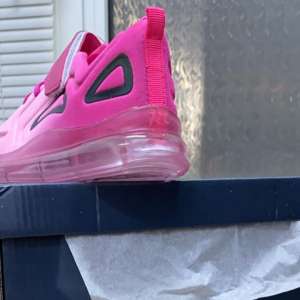 Peste 5.500 articole de încălțăminte susceptibile a fi contrafăcute, descoperite la P.T.F. Giurgiu