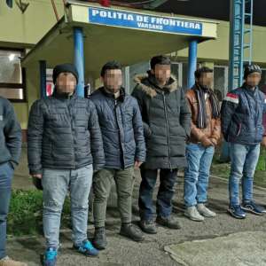  O călăuză sârbă şi şapte cetăţeni din India, Turcia şi Afganistan,  opriţi la frontiera cu Ungaria