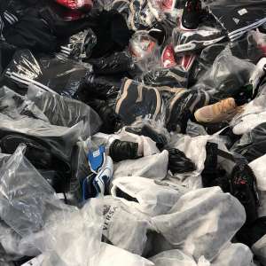 Textile, parfumuri şi încălţăminte susceptibile a fi contrafăcute, descoperite de polițiștii de frontieră giurgiuveni