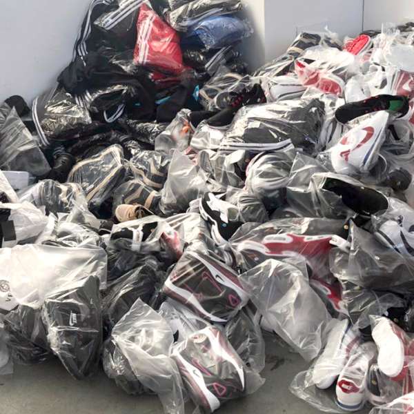 Textile, parfumuri şi încălţăminte susceptibile a fi contrafăcute, descoperite de polițiștii de frontieră giurgiuveni