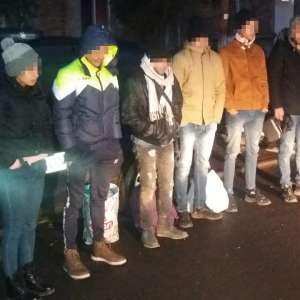 O călăuză sârbă și douăzeci şi unu cetăţeni din Irak și Tunisia, opriți la frontiera cu Ungaria