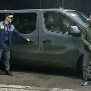 O călăuză sârbă și douăzeci şi unu cetăţeni din Irak și Tunisia, opriți la frontiera cu Ungaria