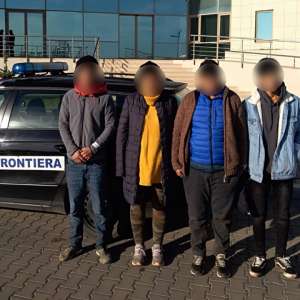Patru cetățeni străini, depistați în timp ce încercau să treacă fraudulos frontiera