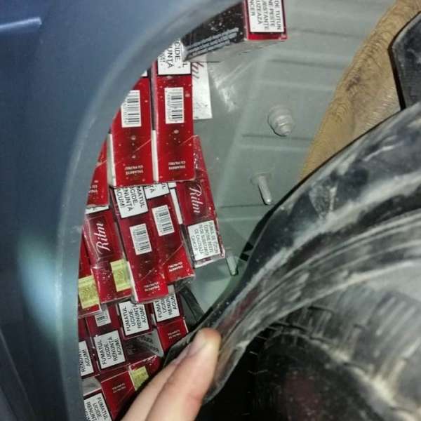 Ţigări de contrabandă, ascunse în carenajul roţilor din faţă, sub bord şi în locul destinat roţii de rezervă a unui autoturism