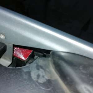 Ţigări de contrabandă, ascunse în carenajul roţilor din faţă, sub bord şi în locul destinat roţii de rezervă a unui autoturism