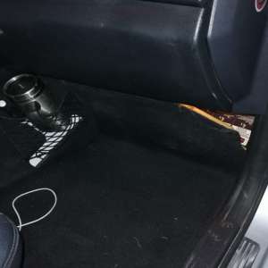 Ţigări de contrabandă, ascunse în carenajul roţilor din faţă, sub bord şi în locul destinat roţii de rezervă a unui autoturism