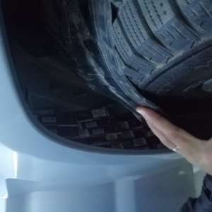 Ţigări de contrabandă, ascunse în carenajul roţilor din faţă, sub bord şi în locul destinat roţii de rezervă a unui autoturism