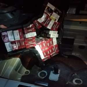 Ţigări de contrabandă, ascunse în carenajul roţilor din faţă, sub bord şi în locul destinat roţii de rezervă a unui autoturism