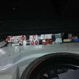 Ţigări de contrabandă, ascunse în carenajul roţilor din faţă, sub bord şi în locul destinat roţii de rezervă a unui autoturism