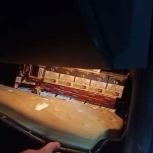 Ţigări de contrabandă, ascunse în carenajul roţilor din faţă, sub bord şi în locul destinat roţii de rezervă a unui autoturism