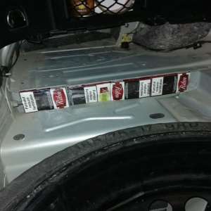 Ţigări de contrabandă, ascunse în carenajul roţilor din faţă, sub bord şi în locul destinat roţii de rezervă a unui autoturism