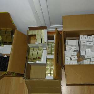 Sute de parfumuri susceptibile a fi contrafăcute, confiscate la P.T.F. Giurgiu