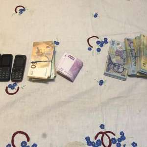 Percheziții finalizate cu confiscarea a mii de pachete cu țigări, armă cu aer comprimat, stații de emisie-recepție și diferite sume în lei și valută